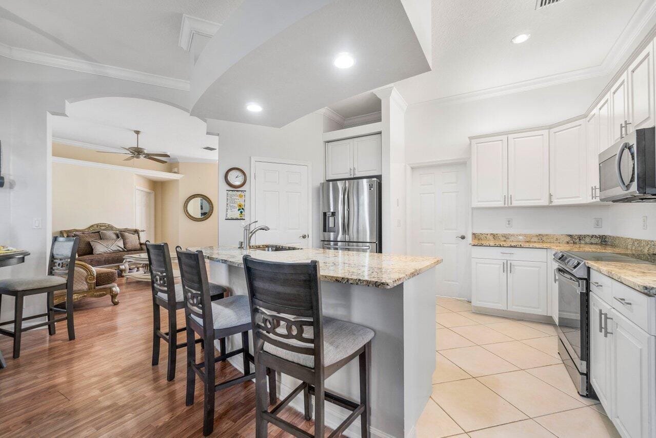 146 Fernwood Crescent — photo 10