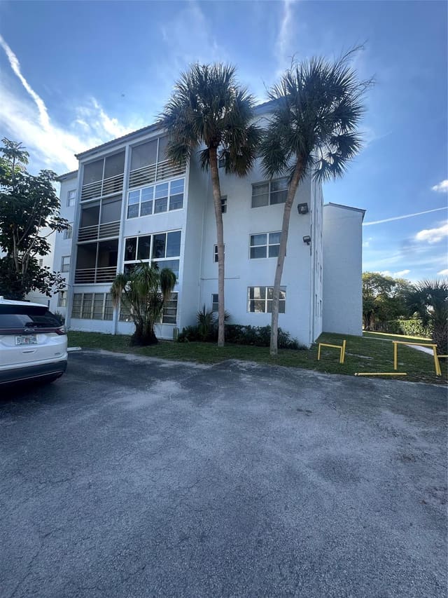 2800 Somerset Drive J107, Somerset, Lauderdale Lakes, FL