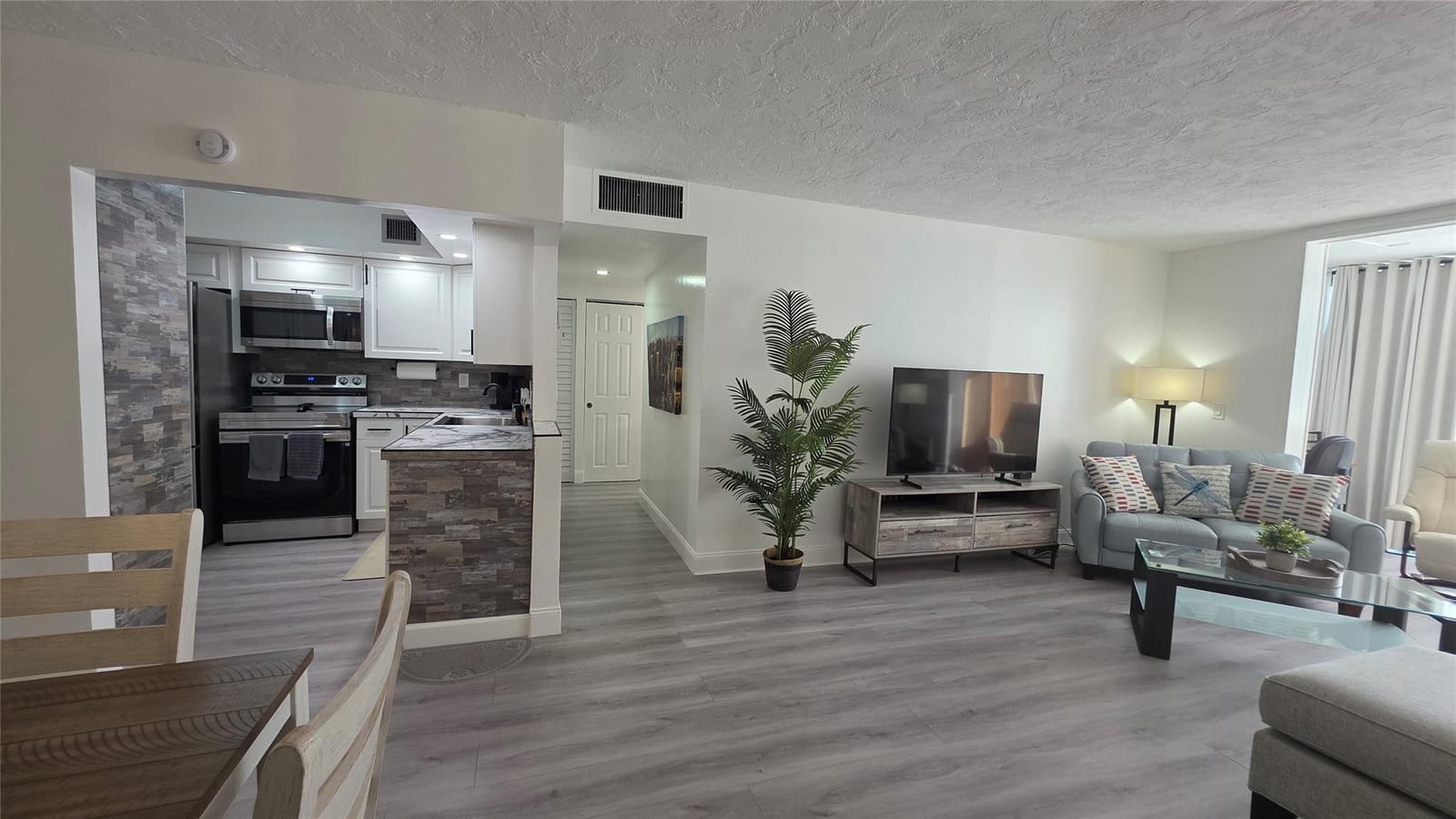 2831 Somerset Drive 105 — photo 4
