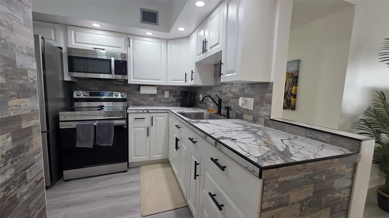 2831 Somerset Drive 105 — photo 6
