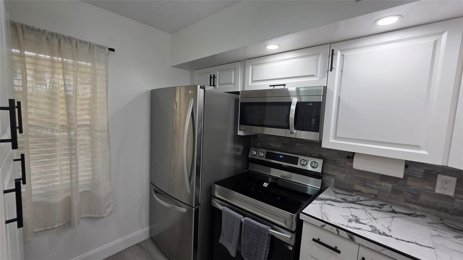 2831 Somerset Drive 105 — photo 9
