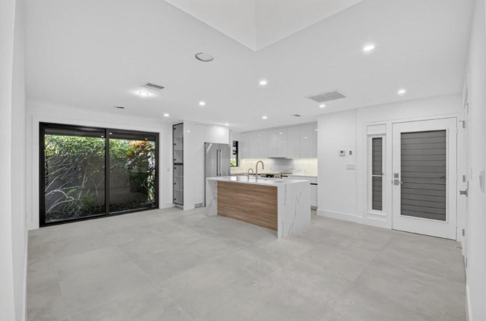 7126 Rain Forest Drive — photo 3