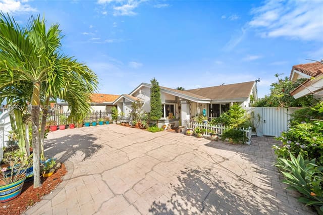2811 SW 133rd Avenue, sold in California Heights, Miami, FL