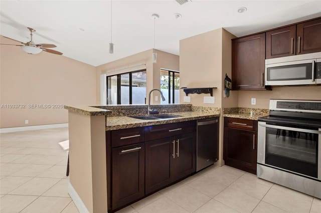 3074 S Oakland Forest Drive 702, Oakland Park, FL 33309