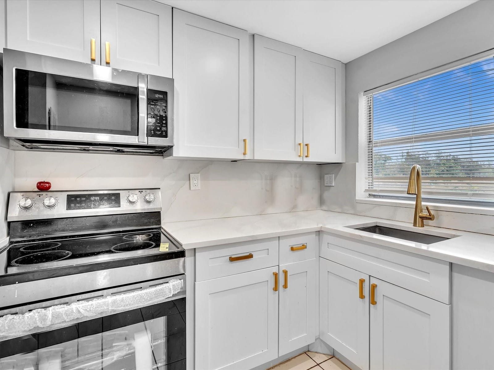 9041 Sunrise Lakes Boulevard 113, Sunrise, FL 33322 photo 16