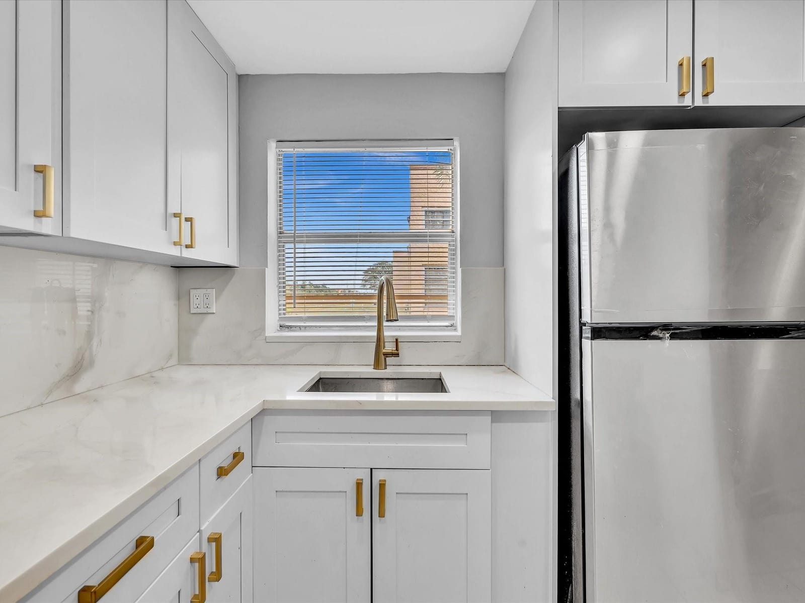 9041 Sunrise Lakes Boulevard 113, Sunrise, FL 33322 photo 17
