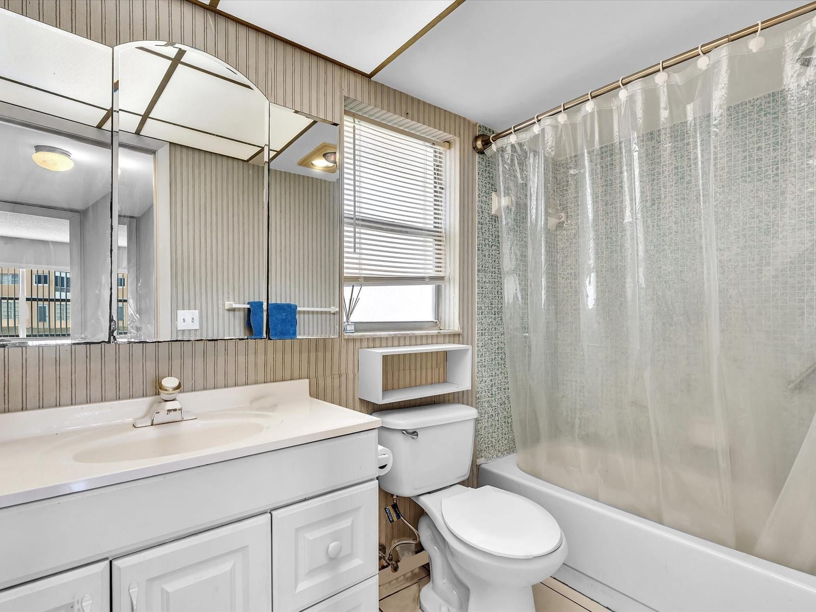 9041 Sunrise Lakes Boulevard 113, Sunrise, FL 33322 photo 21