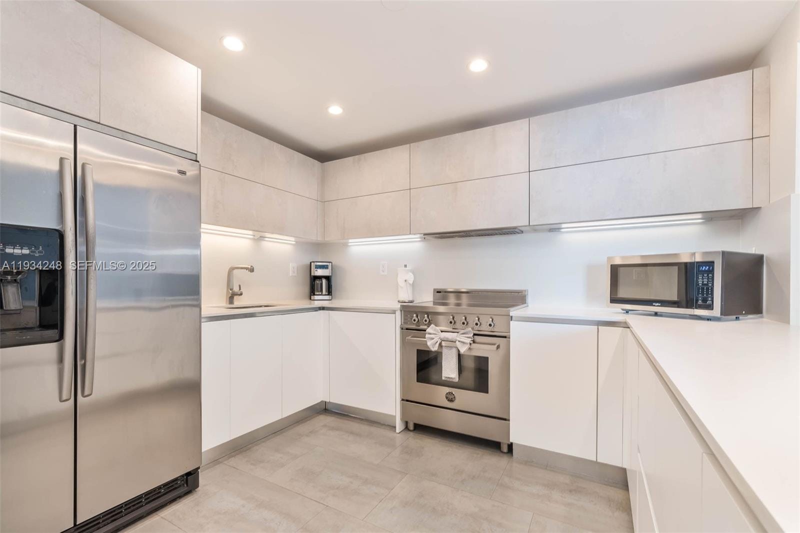2301 Collins Avenue 507 — photo 8