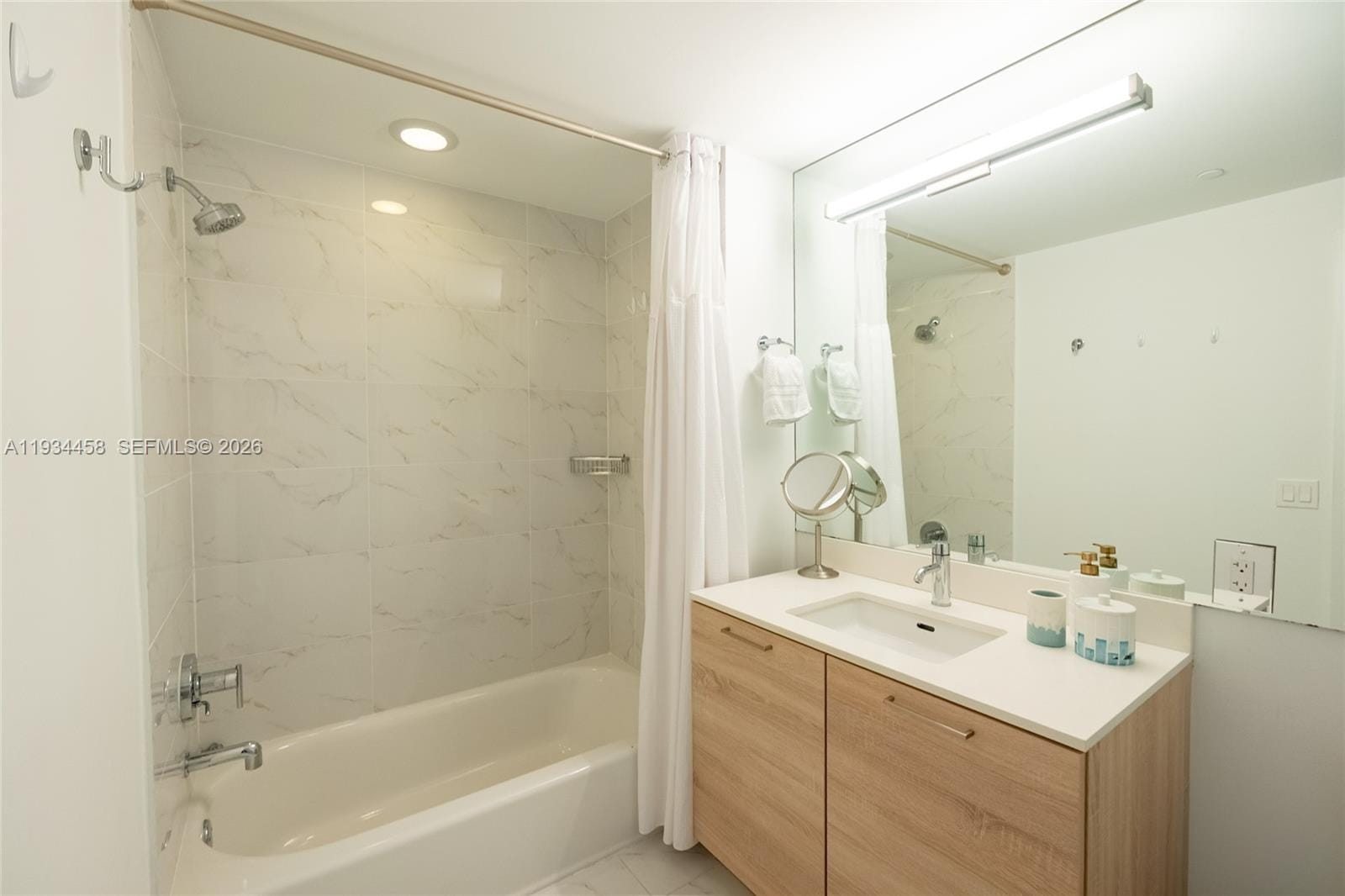 16385 Biscayne Boulevard 3117, North Miami Beach, FL 33160 photo 3
