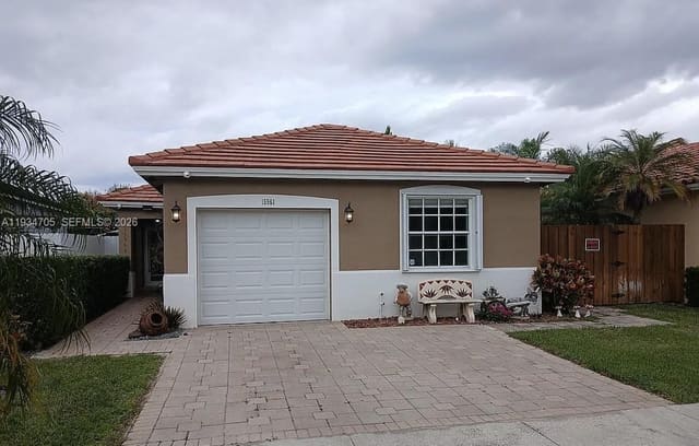 15561 SW 144th Terrace, sold in Oak Creek, Miami, FL