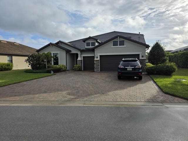 527 SE Vallarta Drive, Port St. Lucie, FL 34984
