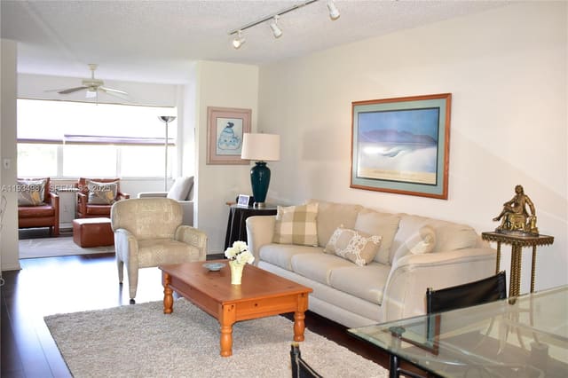 9801 Sunrise Lakes Boulevard 305, Sunrise, FL 33322