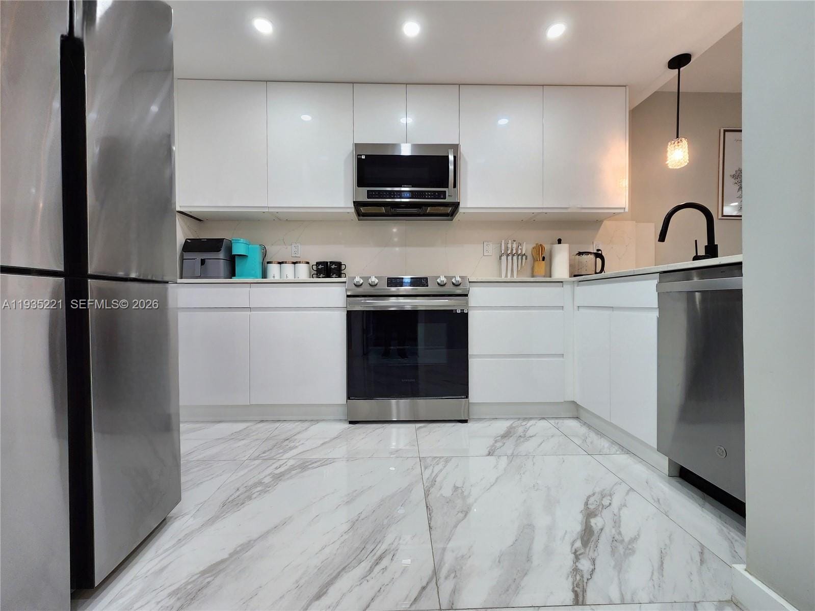 3725 S Ocean Drive 425 — photo 2