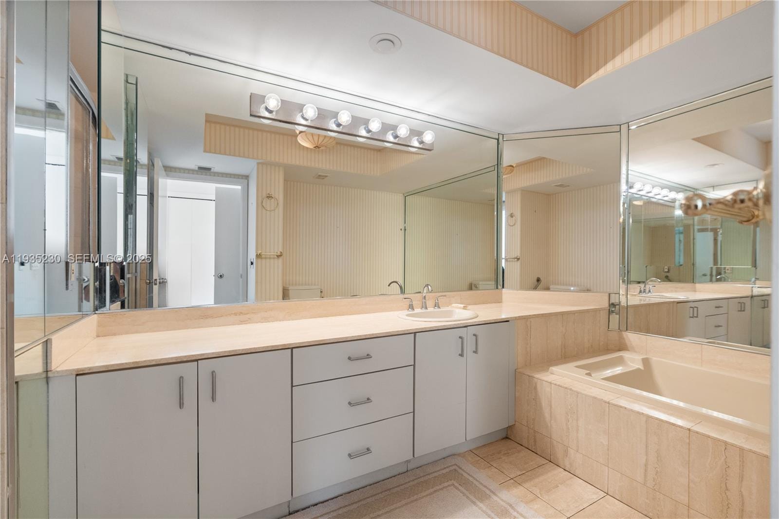 1000 W Island Boulevard 3002, Aventura, FL 33160 photo 19