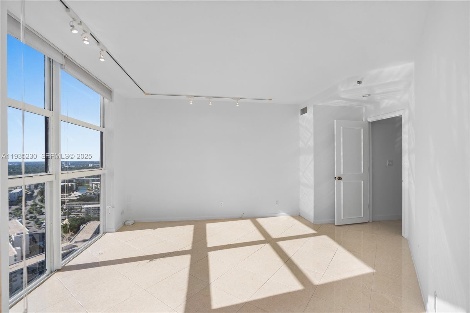 1000 W Island Boulevard 3002, Aventura, FL 33160 photo 27