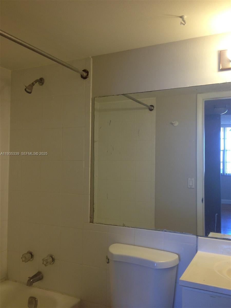 2025 NE 164th Street 1006 — photo 12