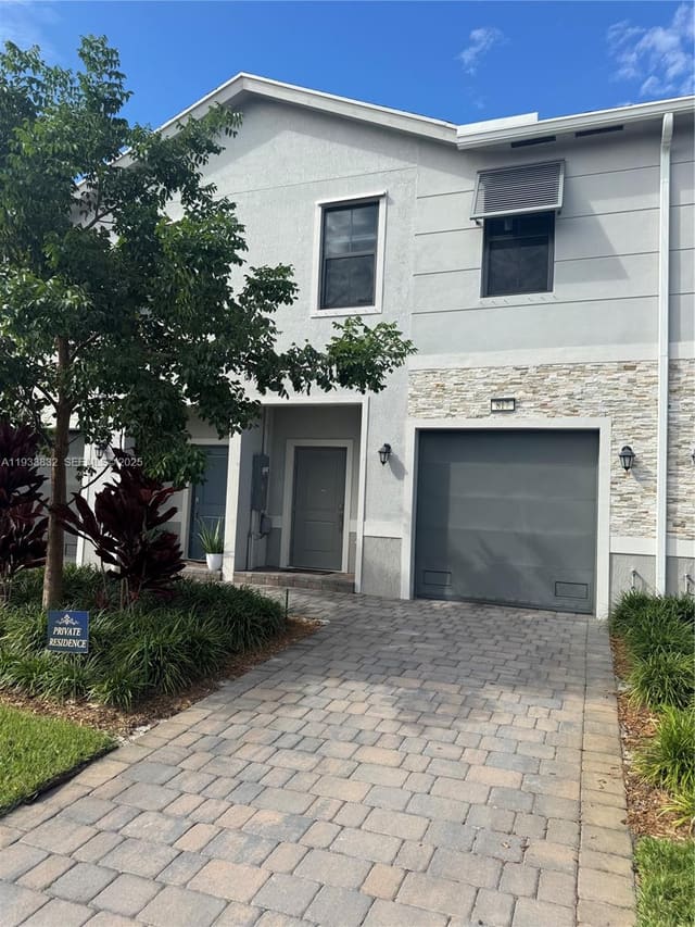 817 NW 3rd Way, sold in Highland Oaks, Pompano Beach, FL