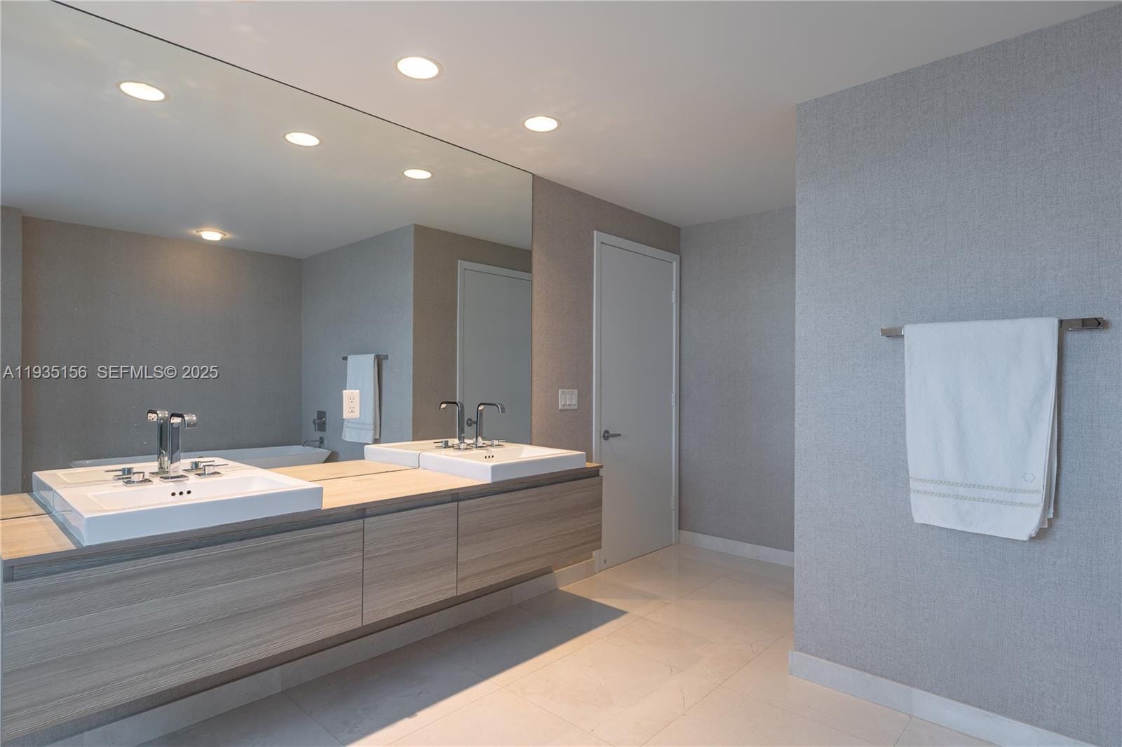 17301 Biscayne Boulevard 908, North Miami Beach, FL 33160 photo 22