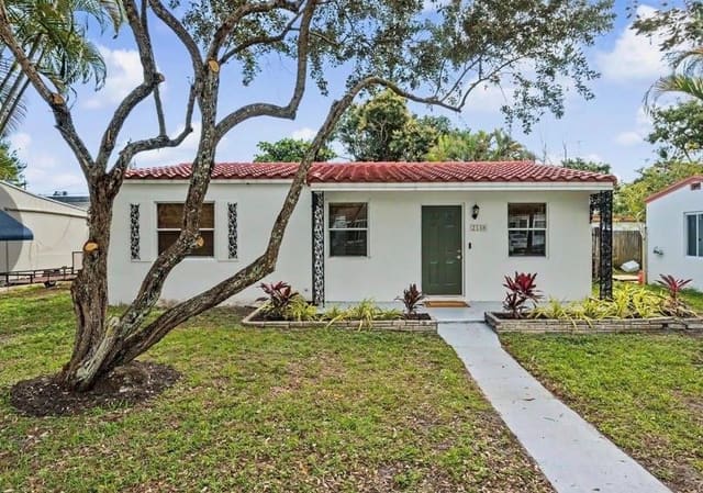2530 Mckinley Street, sold in Hollywood Park 4-19 B, Hollywood, FL