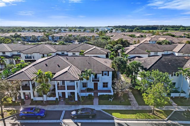 4720 Mimosa Place 903, sold in Paloma Lakes Condominium No 1, Coconut Creek, FL