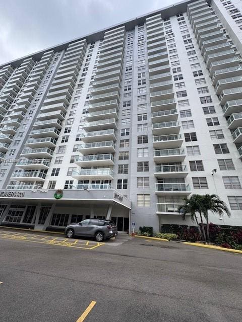 230 174th Street 808, sold in Winston Tower 300 Condo, Sunny Isles Beach, FL