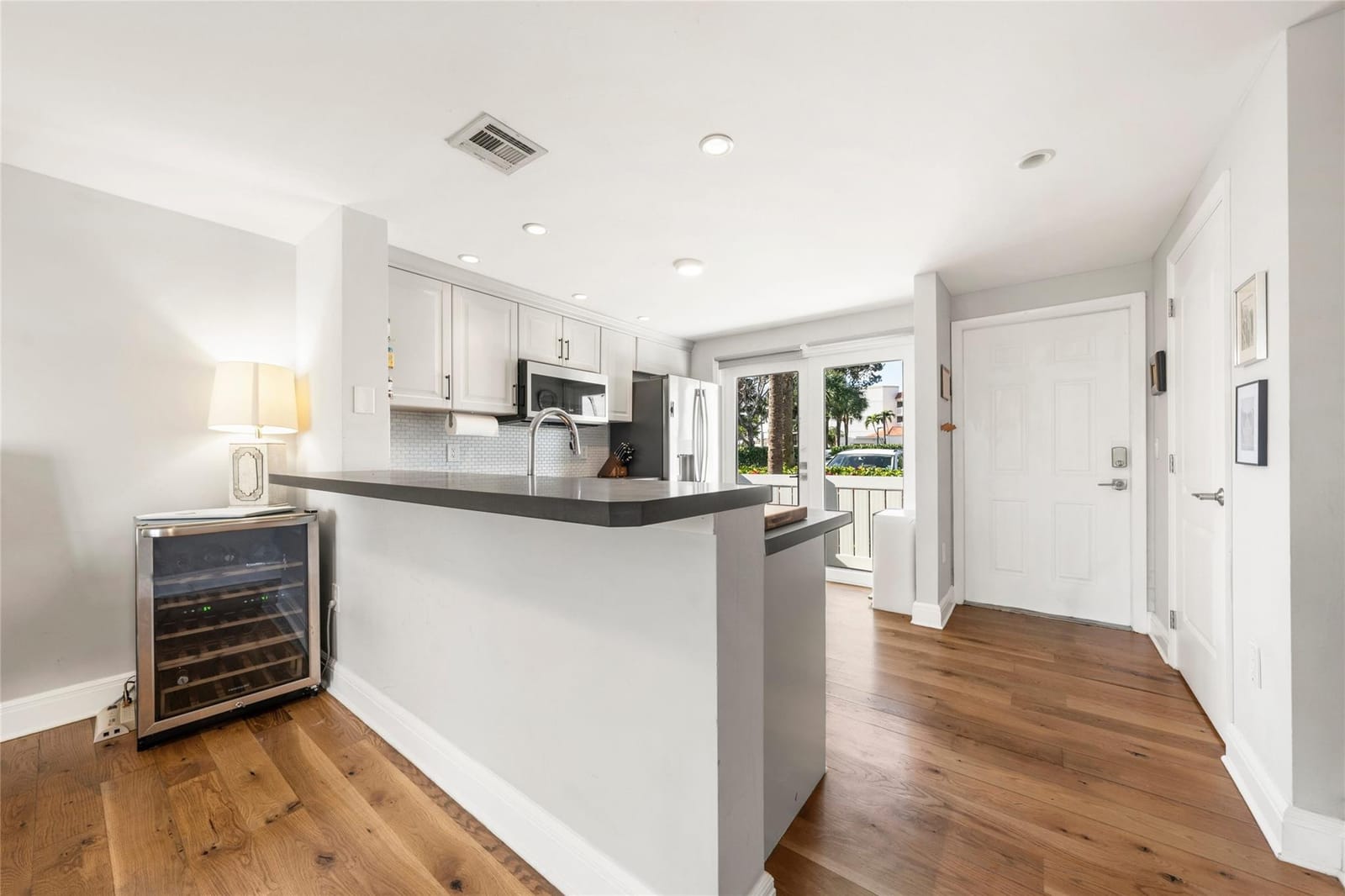 998 E Jeffery Street — photo 10