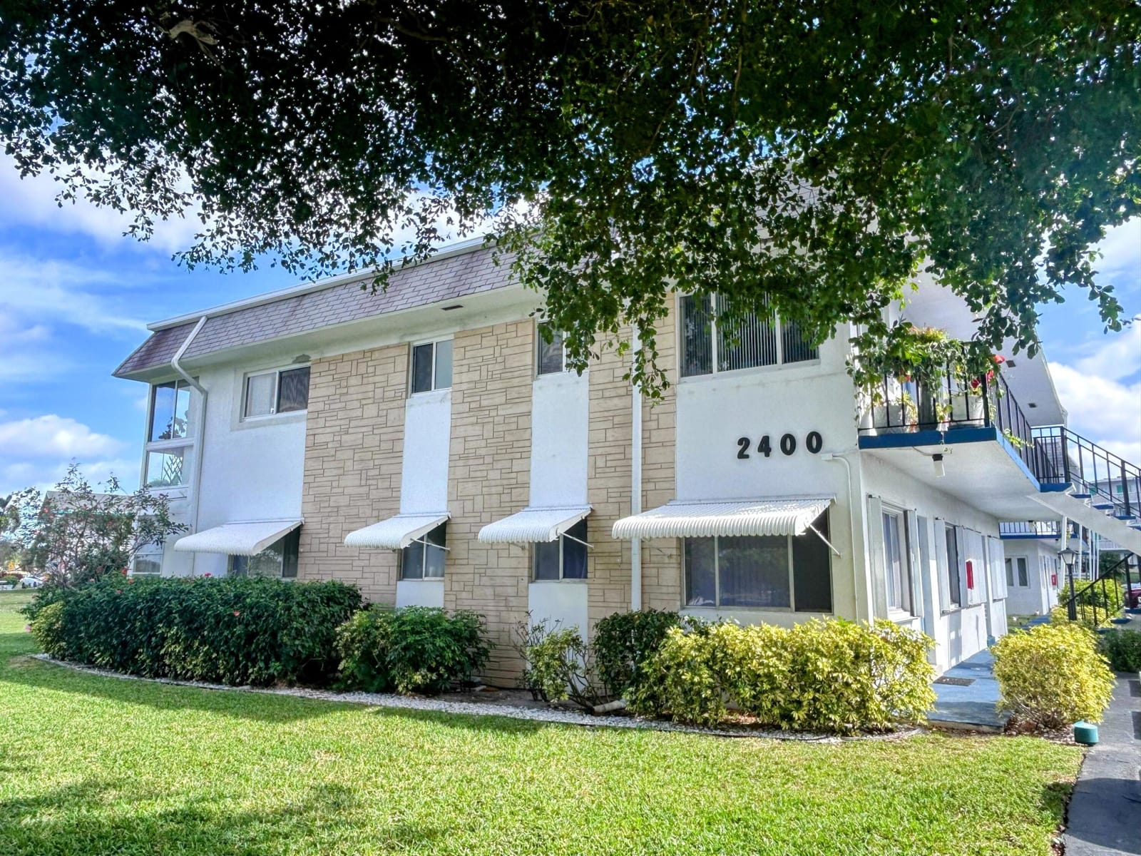 2400 Lake Osborne Drive 102 — photo 2