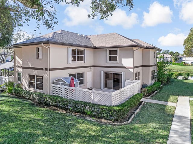 7 Amherst Court Apt A, sold in Stamford At Royal Palm Beach, Royal Palm Beach, FL