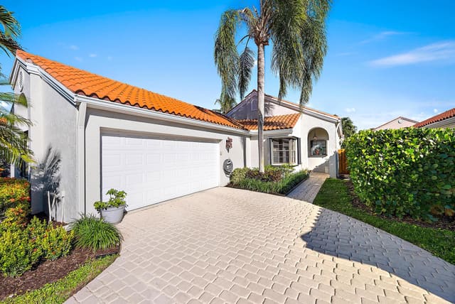 2512 La Cristal Circle, sold in Crystal Pointe Pl 2, Palm Beach Gardens, FL