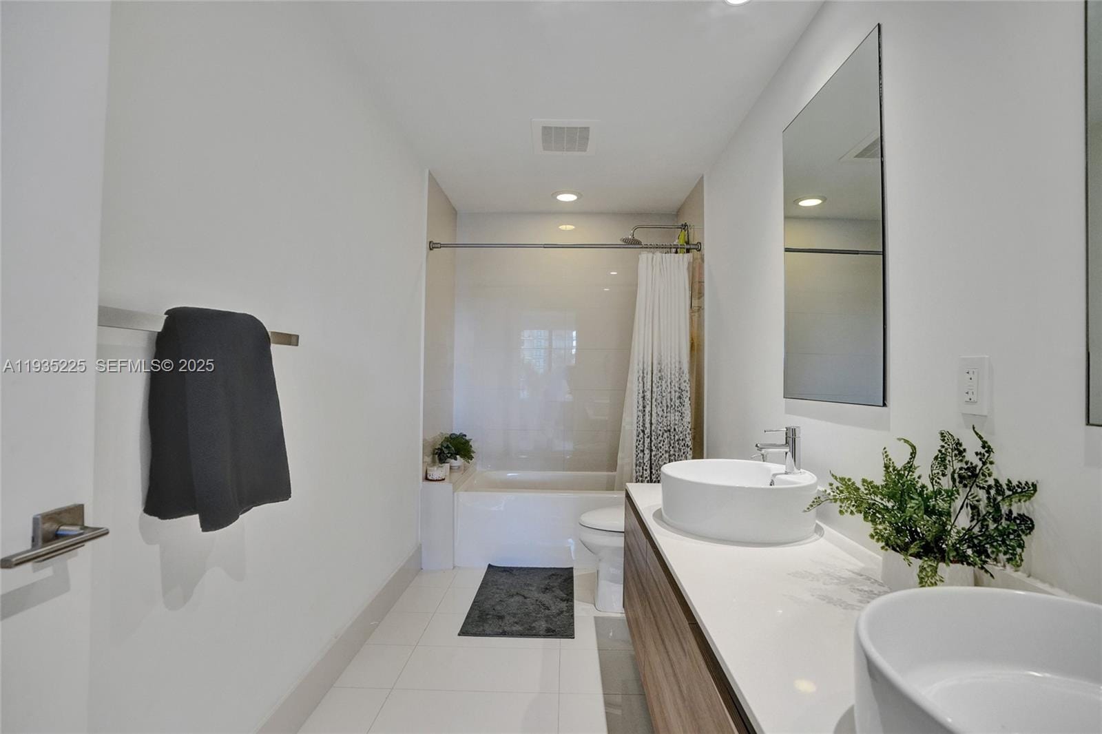 121 NE 34th Street 902, Miami, FL 33137 photo 3