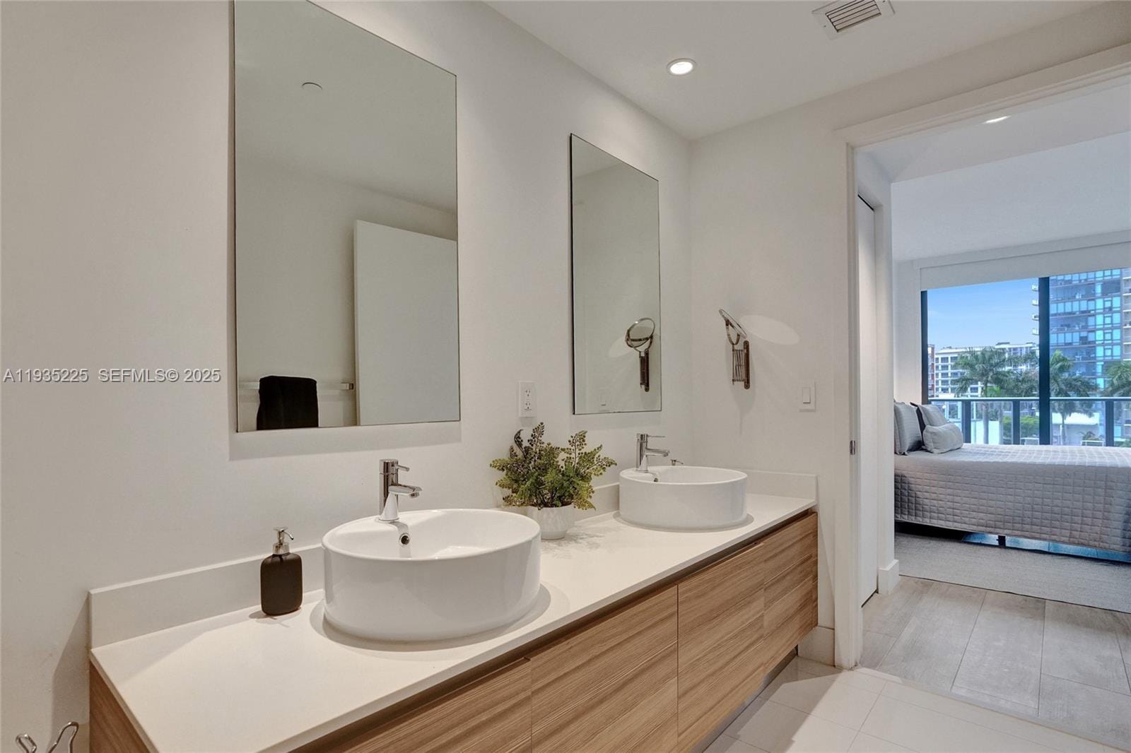 121 NE 34th Street 902, Miami, FL 33137 photo 24
