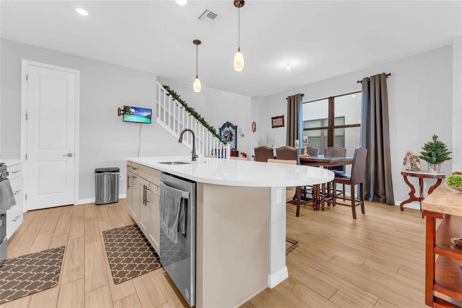 2854 Primrose Place — photo 8