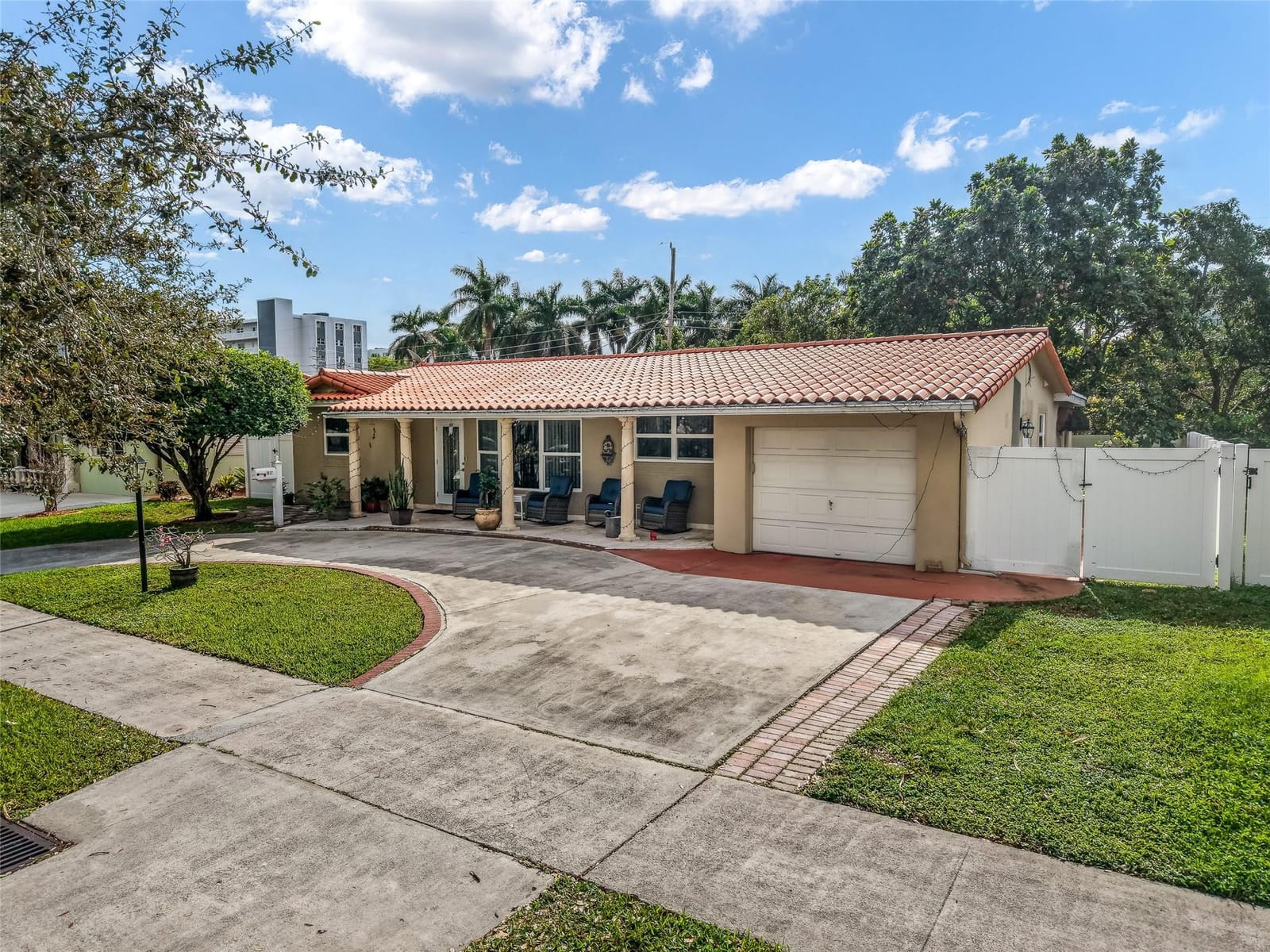 1032 NE 4th Court — photo 3