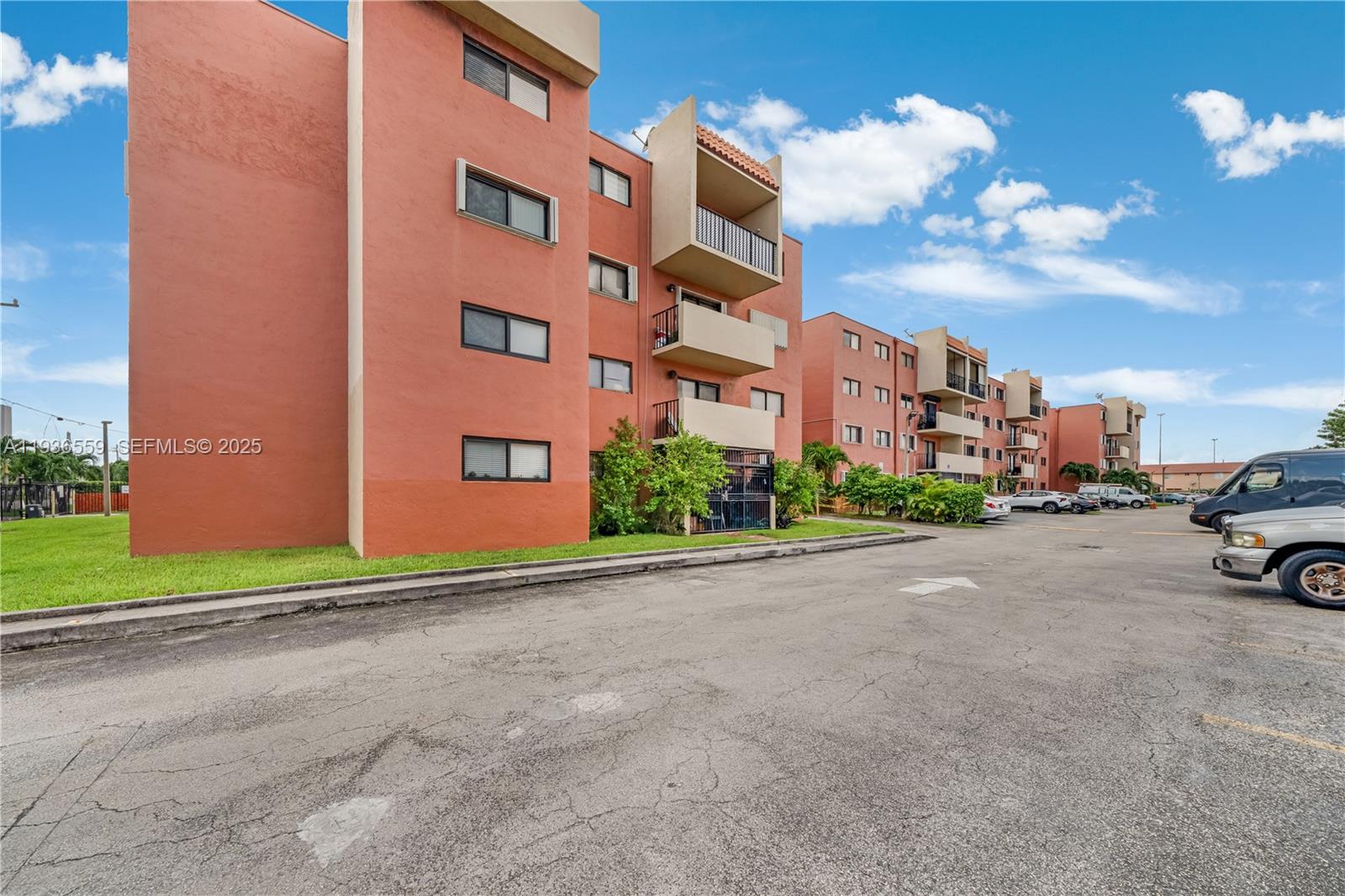 8095 NW 8th Street 412, Miami, FL 33126, Miami