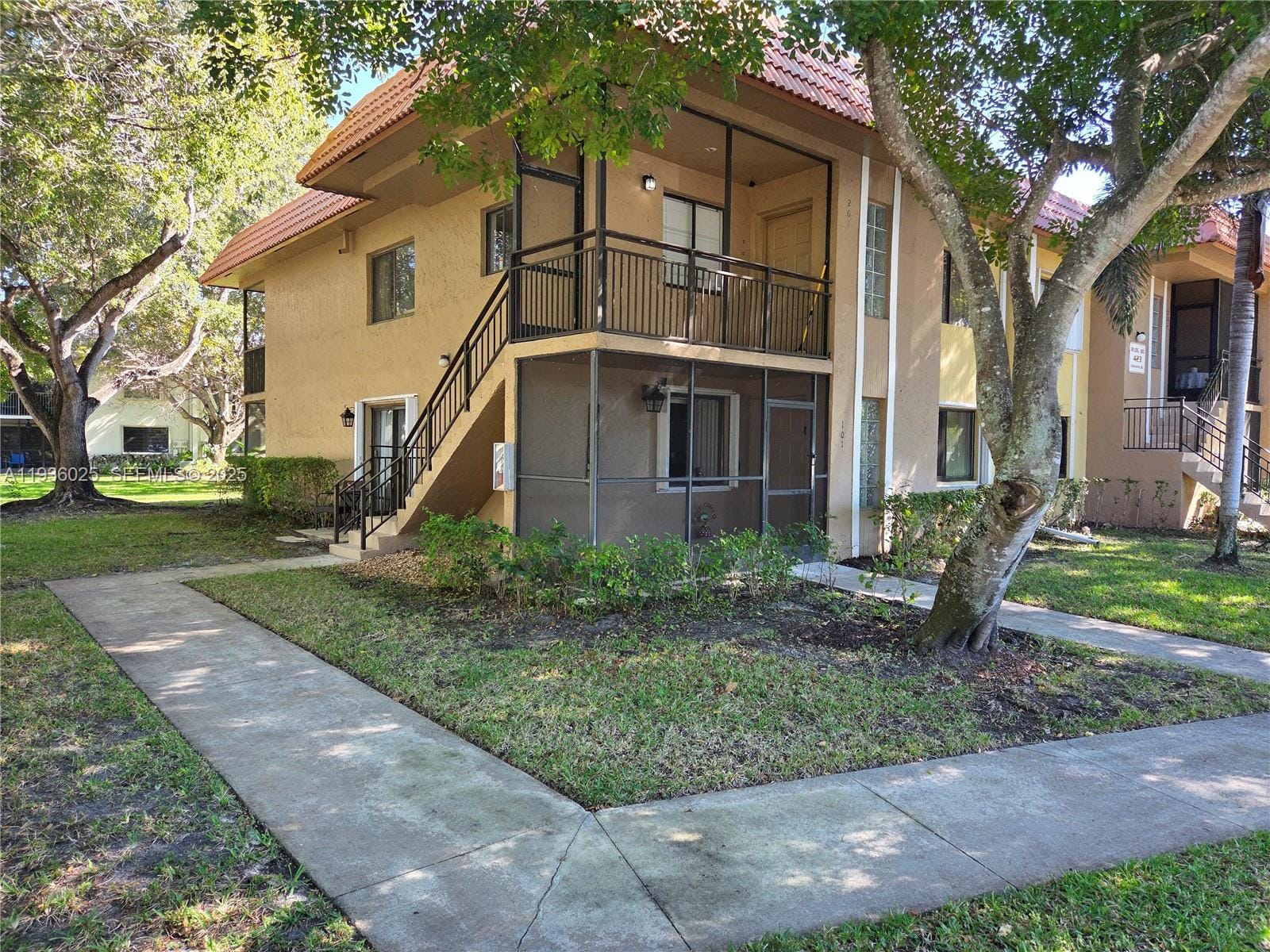 423 Lakeview Drive 101, Weston, FL 33326