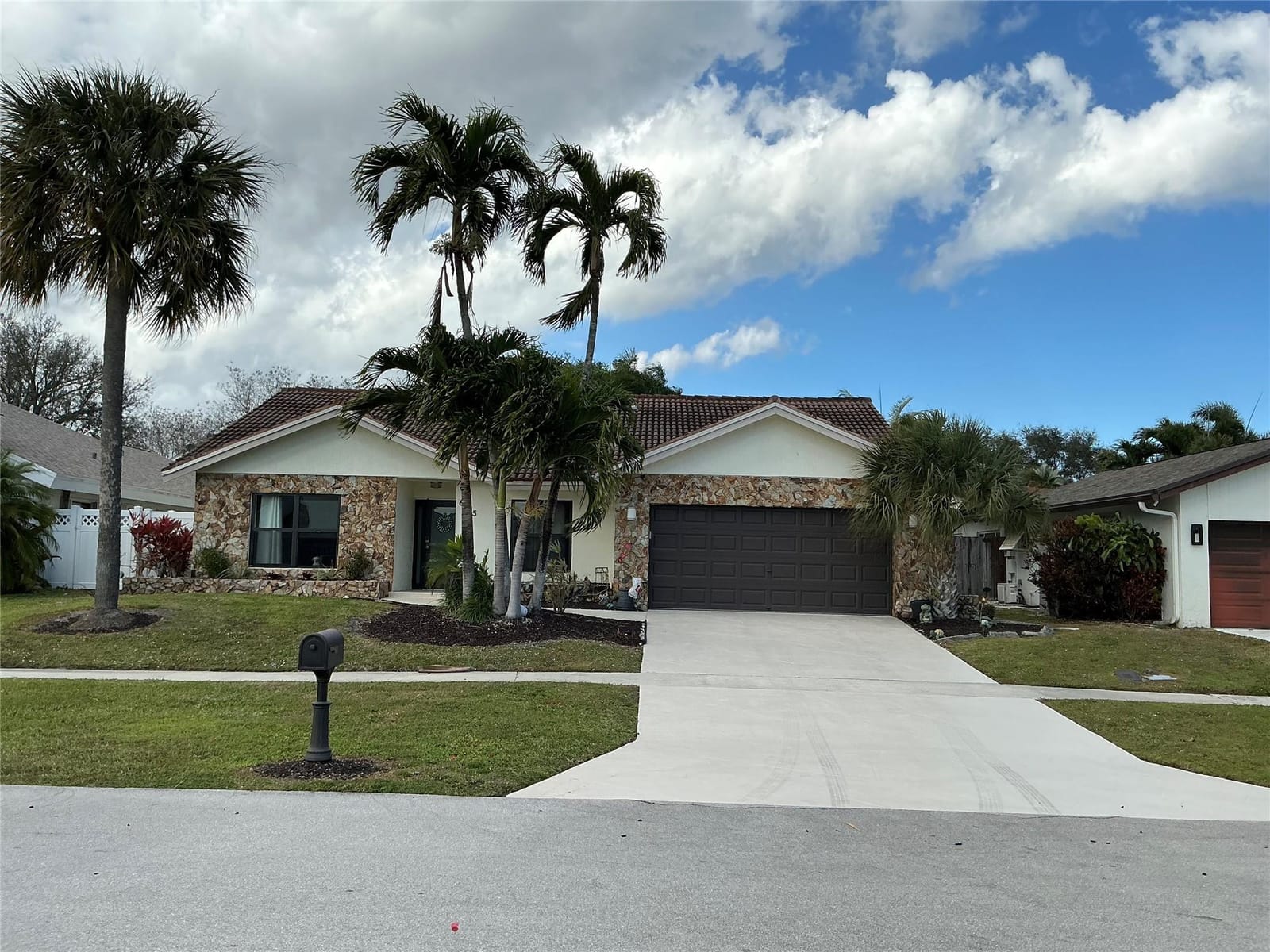 6175 Amberwoods Drive — photo 2