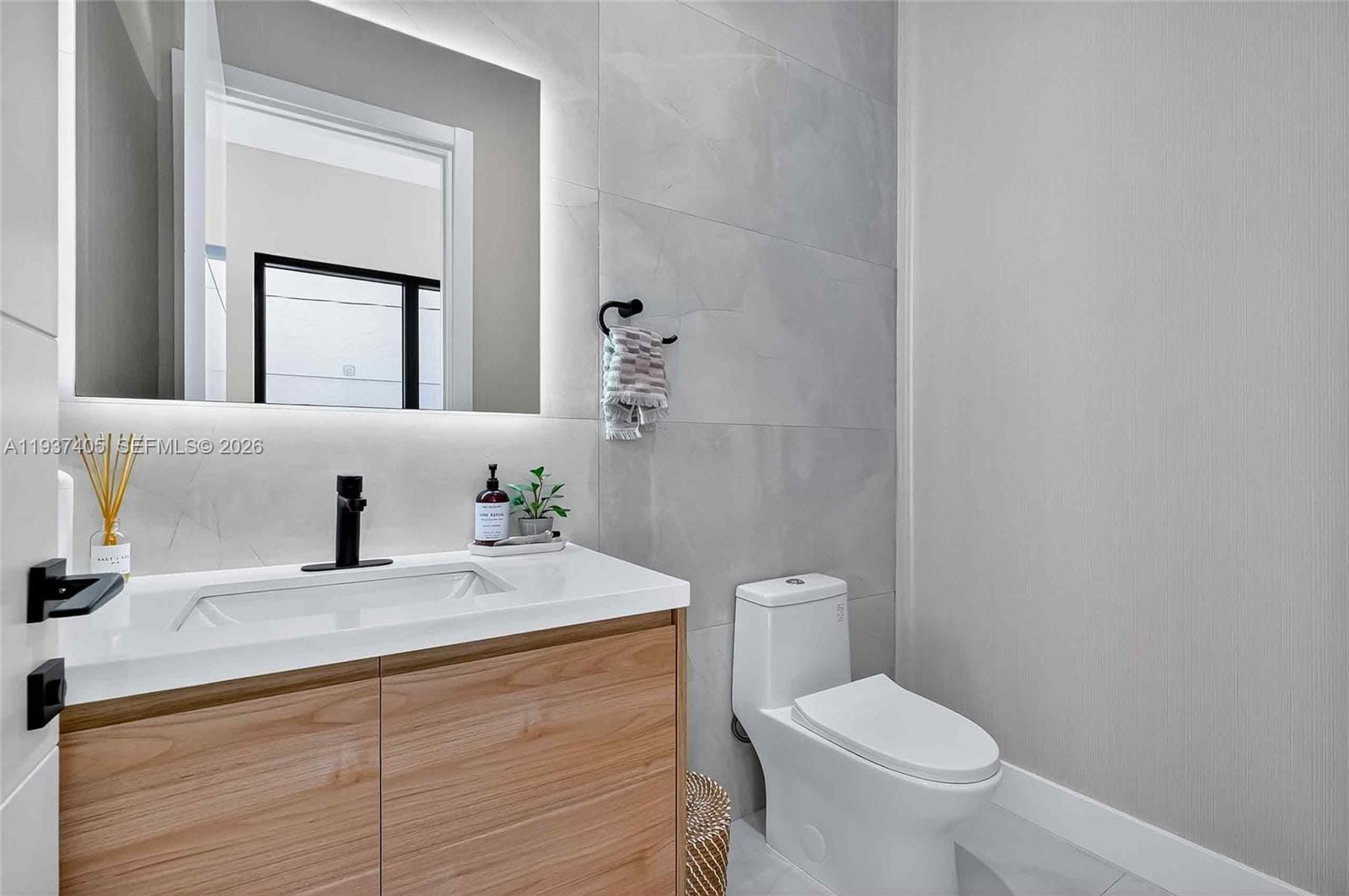 609 NE 8th Avenue A — photo 4
