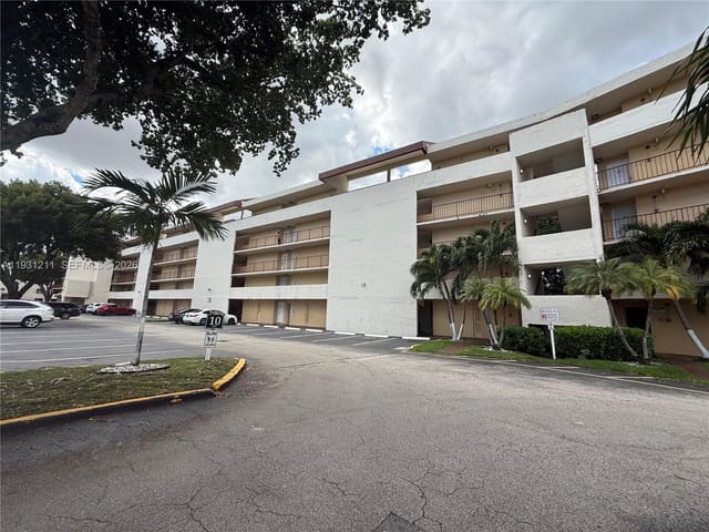 8860 Fontainebleau Boulevard 305, sold in San Marco, Boynton Beach, FL