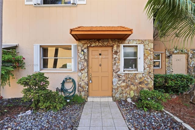 450 SE 7th Street 242, sold in Townhouse East 1 Condo, Dania Beach, FL
