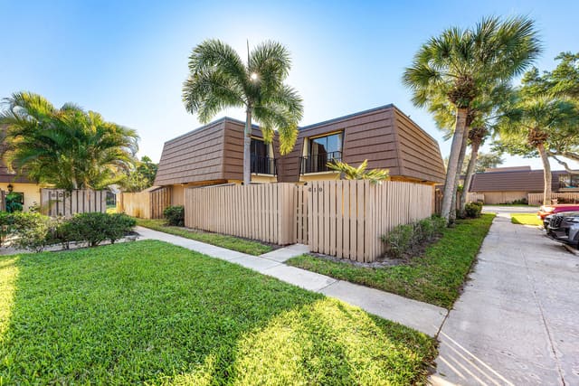 610 6th Court, sold in Sandalwood Estates, Palm Beach Gardens, FL