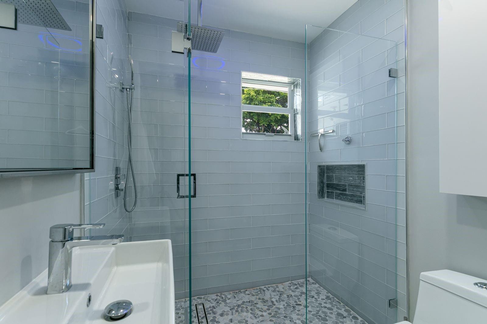 825 NE 10th Avenue — photo 9