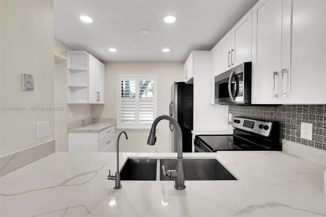 10401 W Broward Boulevard 205, sold in Plantation Racquet Club, Plantation, FL