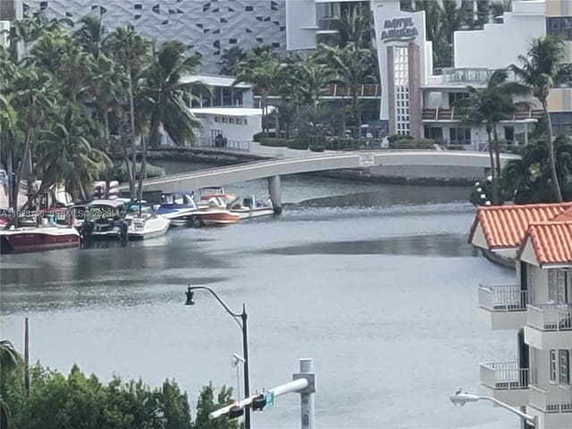2899 Collins 1114, Miami Beach, FL 33140