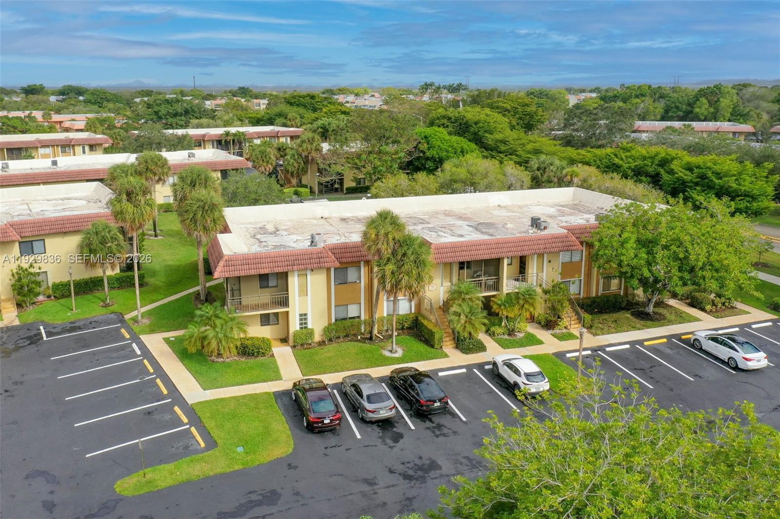 325 Lakeview Drive 102, Weston, FL 33326, Weston