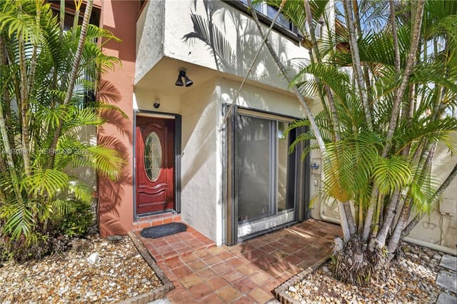 7673 SW 103rd Place, sold in Sunset Park Lake Villas S, Miami, FL