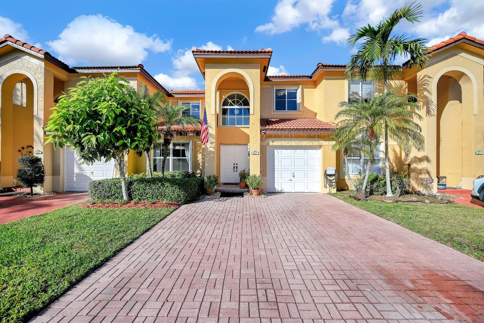251 W Forest Oak Circle, Davie, FL 33325