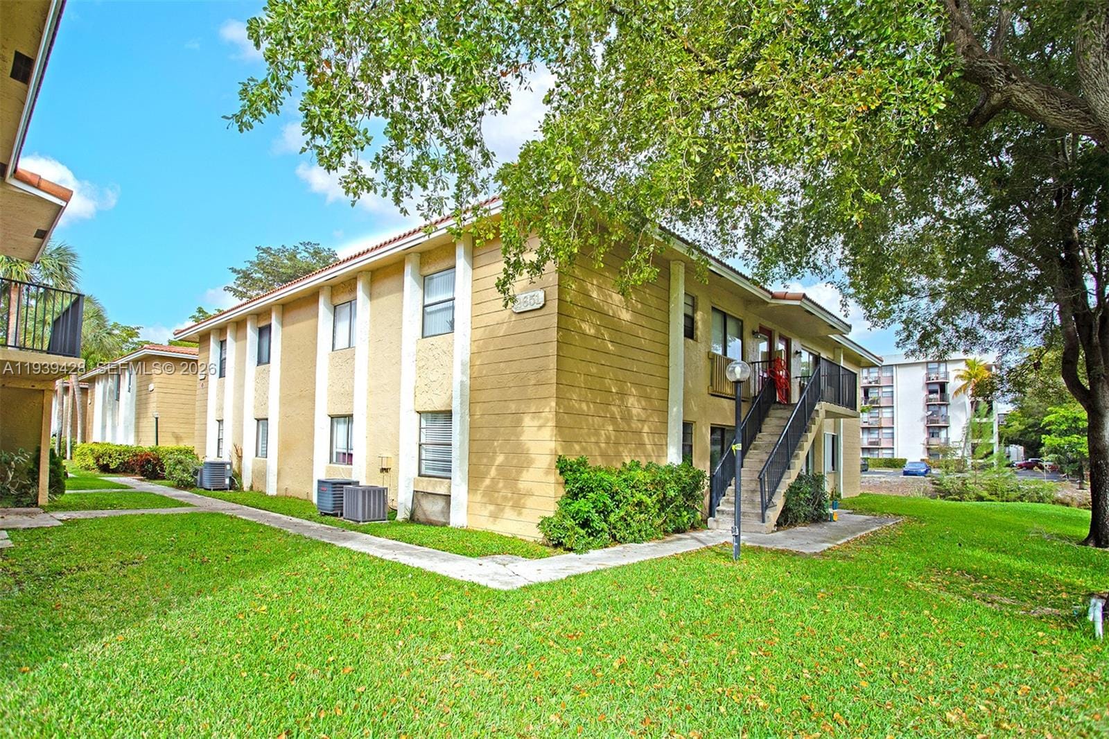 2651 Riverside Drive 3 — photo 3