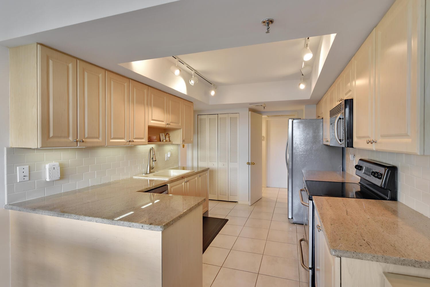 2427 Presidential Way 204 — photo 7