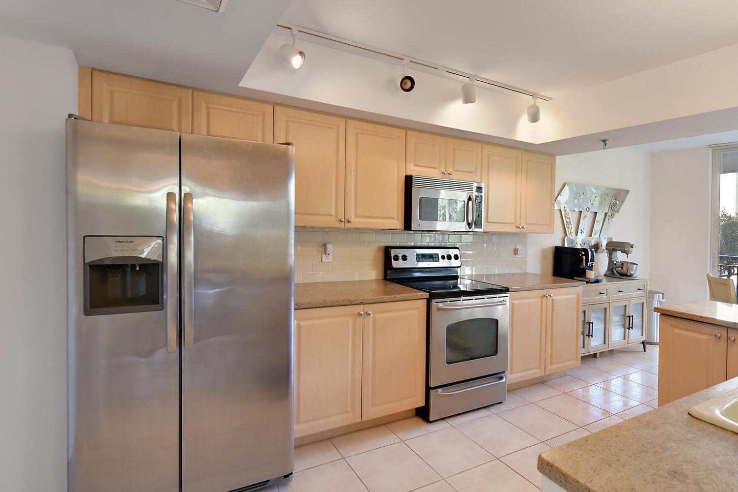 2427 Presidential Way 204 — photo 8