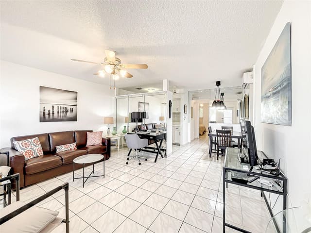 815 SW 10th Terrace 18V, sold in Rolen Lake Gardens, Hallandale Beach, FL